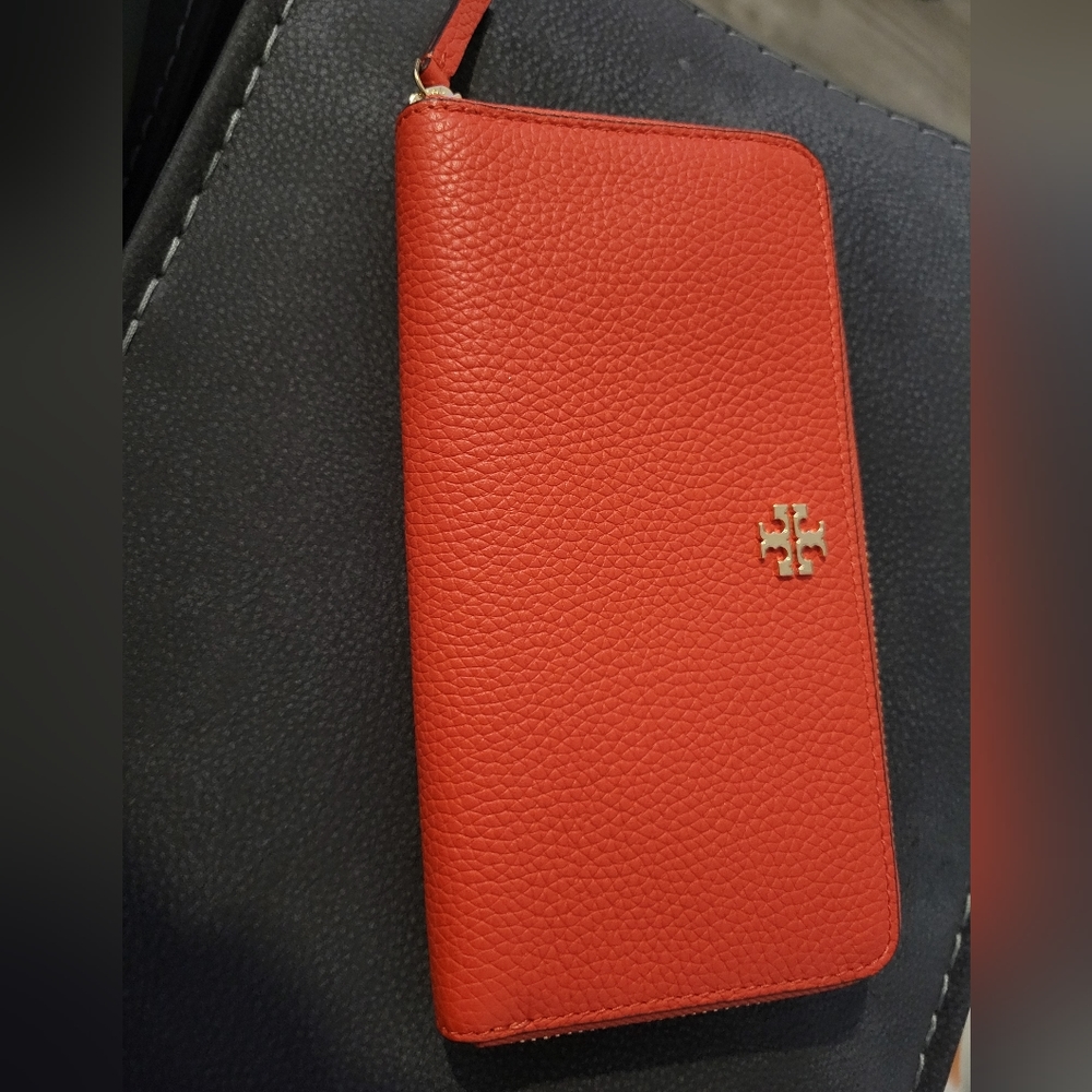 Tory Burch Robinson Zip Continental Wallet in Orange